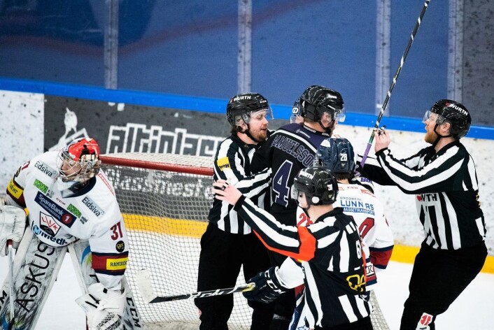 Mye grums og lite finspill preget lørdagens match mellom Grüner og Lillehammer. Foto: Bjørnar Morønning Mye grums og lite finspill preget lørdagens match mellom Grüner og Lillehammer. Foto: Bjørnar Morønning