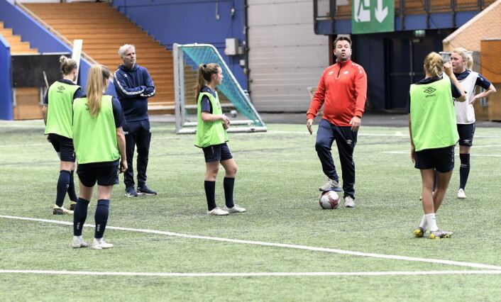 Når den nye sjefen med både serie- og cupgull fra Sverige taler lytter Vålerenga-jentene Foto: Christian Boger Når den nye sjefen med både serie- og cupgull fra Sverige taler lytter Vålerenga-jentene Foto: Christian Boger