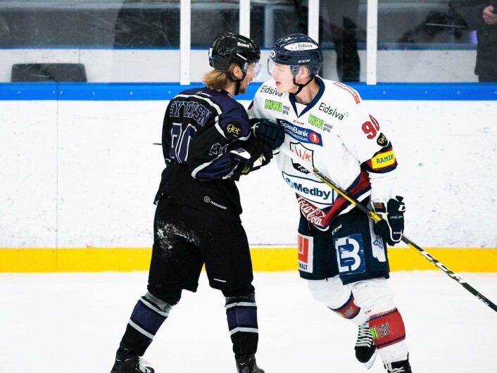 Lørdagens kamp var preget av mye krangling og mange utvisninger. Her er det Grüners Robin Olsen Syversen og Lillehammers Mads Homdrom som er i tottene på hverandre. Foto: Bjørnar Morønning Lørdagens kamp var preget av mye krangling og mange utvisninger. Her er det Grüners Robin Olsen Syversen og Lillehammers Mads Homdrom som er i tottene på hverandre. Foto: Bjørnar Morønning