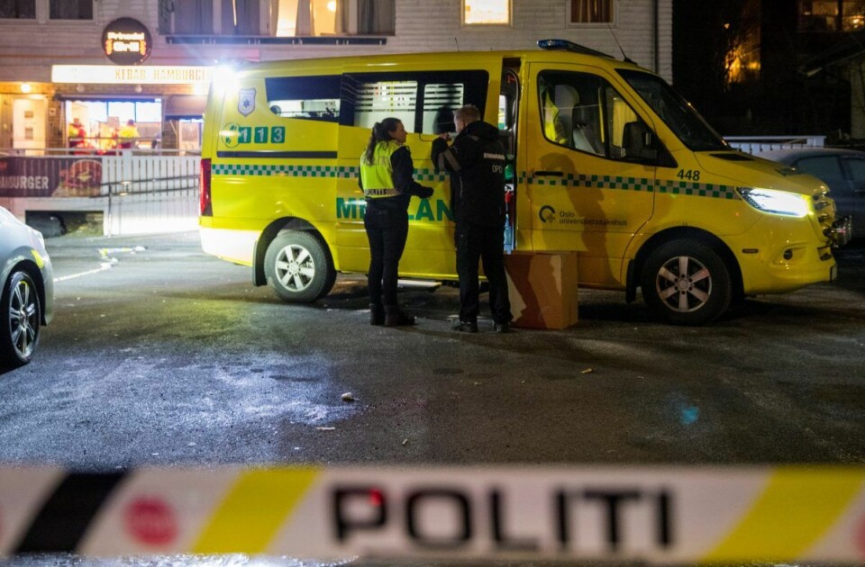 Politiet fikk den første meldingen om hendelsen klokken 23.51. Både politiet og ambulanse var raskt på åstedet, og ved midnatt fant de en mann på 21 år med kritiske skader på parkeringsplassen utenfor Prinsdal Grill. Foto: Terje Pedersen / NTB scanpix