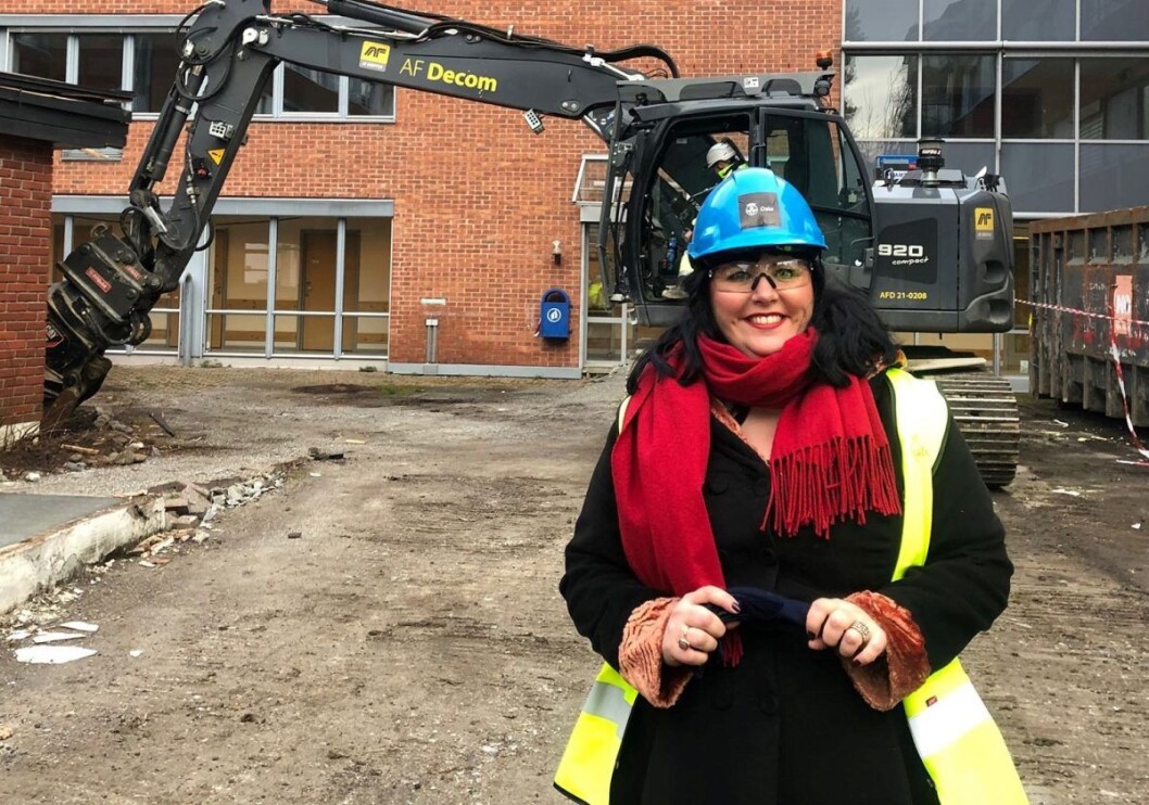 Eierskapsbyråd Victoria Marie Evensen (Ap) fikk litt bistand da hun satt bak spakene i gravemaskinen som tok det første grabbtaket. Foto: Omsorgsbygg KF Eierskapsbyråd Victoria Marie Evensen (Ap) fikk litt bistand da hun satt bak spakene i gravemaskinen som tok det første grabbtaket. Foto: Omsorgsbygg KF