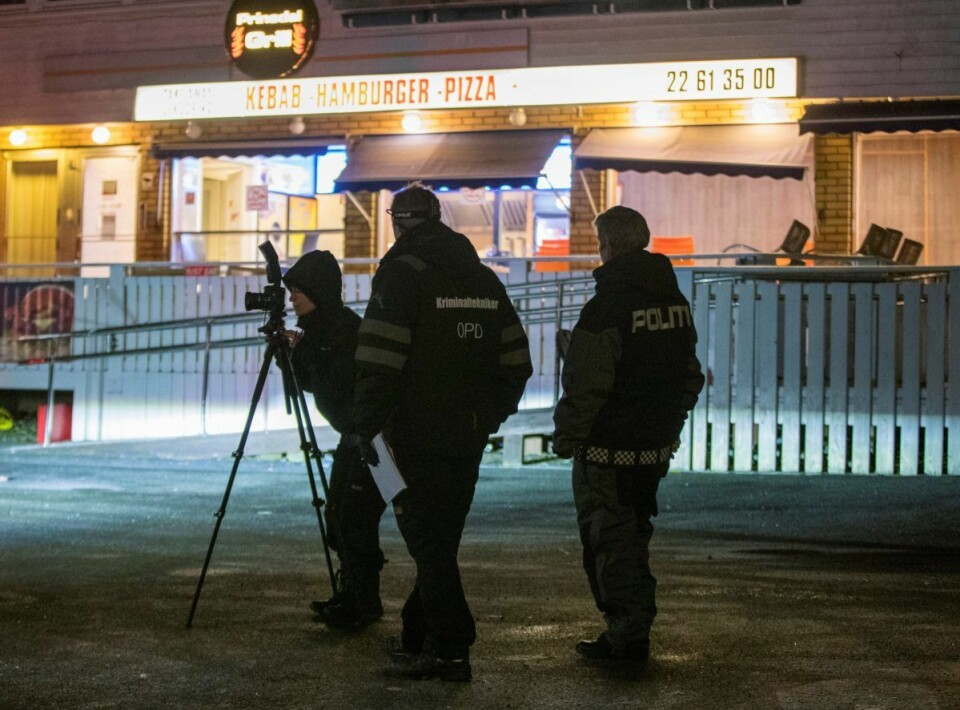 Krimteknikere undersøker åstedet etter at 21-åringen ble skutt og drept utenfor Prinsdal Grill rett før midnatt fredag. Foto: Terje Pedersen / NTB scanpix