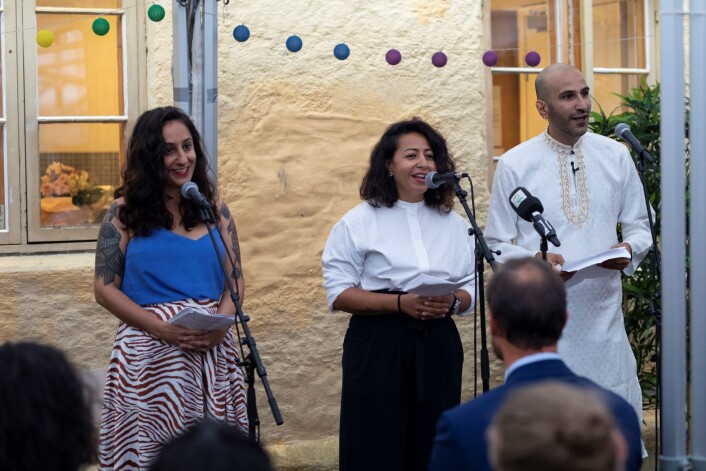 Grunnleggerne av Salam, fra venstre Begard Reza, Hasti Hamidi og Thee Yezen Al-Obaide. Med ryggen til sitter kronprins Haakon. Foto: Olav Helland Grunnleggerne av Salam, fra venstre Begard Reza, Hasti Hamidi og Thee Yezen Al-Obaide. Med ryggen til sitter kronprins Haakon. Foto: Olav Helland