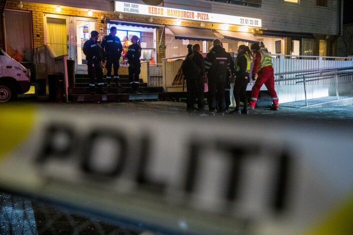 Gjerningsmannen hadde dekket til ansiktet, noe som har gjort etterforskningen vanskeligere for politiet. Det er observasjoner om at det kun var én gjerningsmann på åstedet, men politiet utelukker ikke at det kan være andre medvirkende. Foto: Terje Pedersen / NTB scanpix Gjerningsmannen hadde dekket til ansiktet, noe som har gjort etterforskningen vanskeligere for politiet. Det er observasjoner om at det kun var én gjerningsmann på åstedet, men politiet utelukker ikke at det kan være andre medvirkende. Foto: Terje Pedersen / NTB scanpix