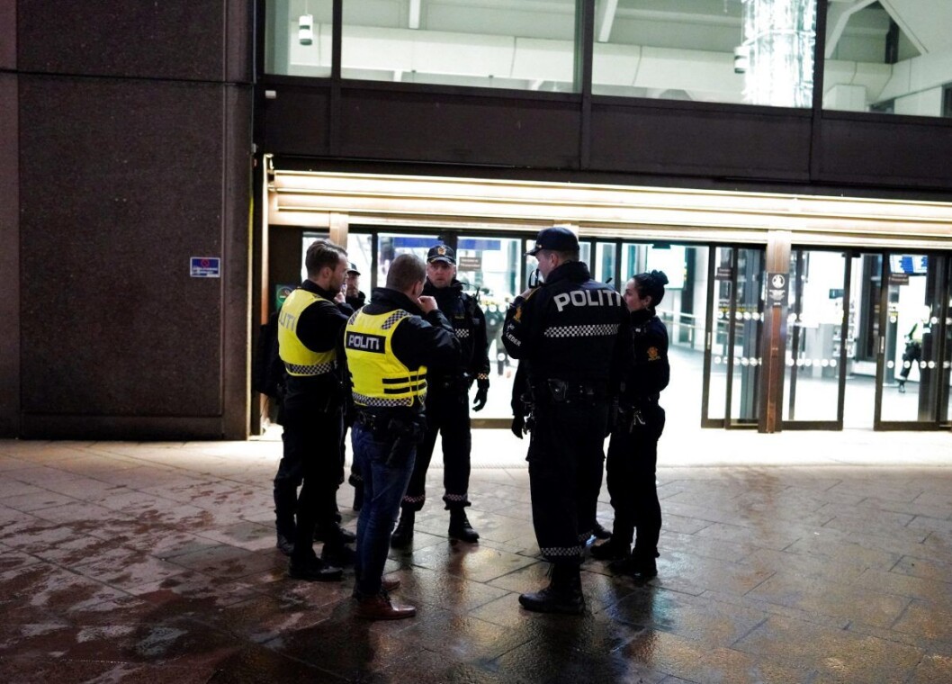 Mannen som ble knivstukket var bevissthet da nødetatene ankom Oslo S. Han er kjørt til sykehus. Foto: Fredrik Hagen / NTB scanpix Mannen som ble knivstukket var bevissthet da nødetatene ankom Oslo S. Han er kjørt til sykehus. Foto: Fredrik Hagen / NTB scanpix