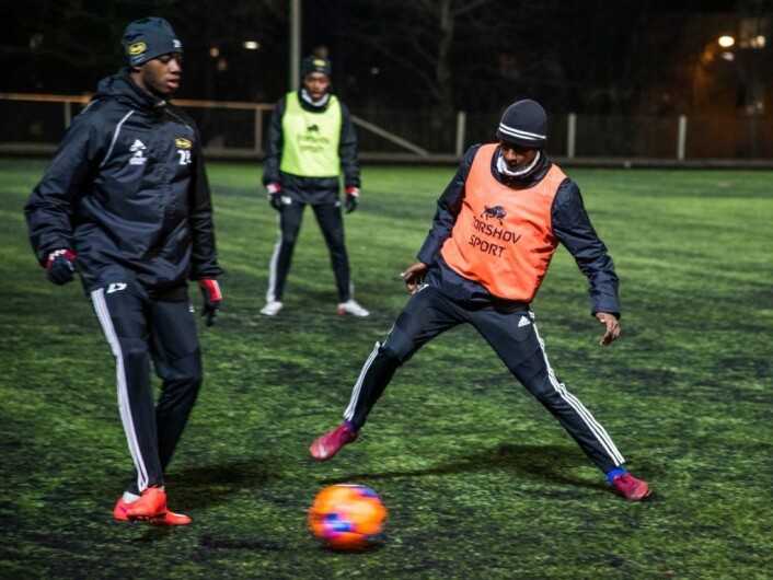 � Jeg ser mange gode tekniske spillere i Skeid, sier Gard Home. Her representert med Matarr Kah, David Hickson og Hassan Yusuf. Foto: Bjørnar Morønning � Jeg ser mange gode tekniske spillere i Skeid, sier Gard Home. Her representert med Matarr Kah, David Hickson og Hassan Yusuf. Foto: Bjørnar Morønning