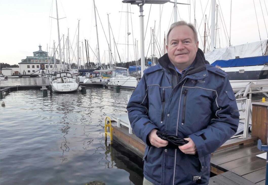 Båteier Lars Einar Meling måtte ta en tur for å se hvordan det gikk med båten. Alt var vel med Melings 36 fots Viknes. Foto: Anders Høilund Båteier Lars Einar Meling måtte ta en tur for å se hvordan det gikk med båten. Alt var vel med Melings 36 fots Viknes. Foto: Anders Høilund