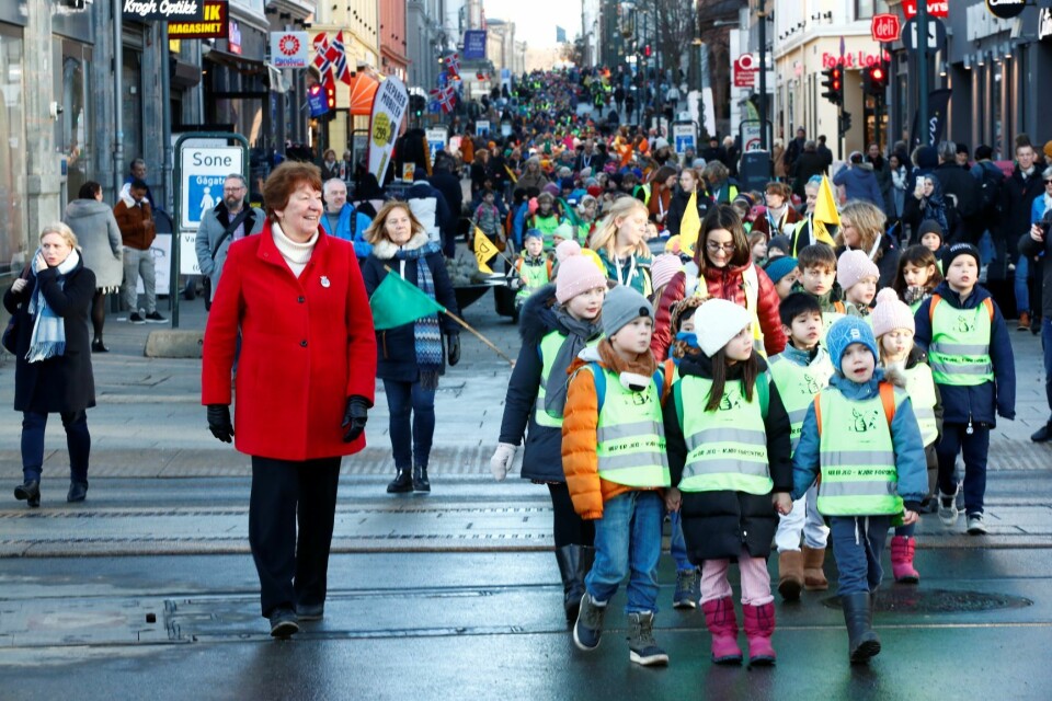 Oslos ordfører Marianne Borgen (SV) går sammen med barna gjennom Karl Johans gate i Oslo sentrum. Foto: Terje Pedersen / NTB scanpix