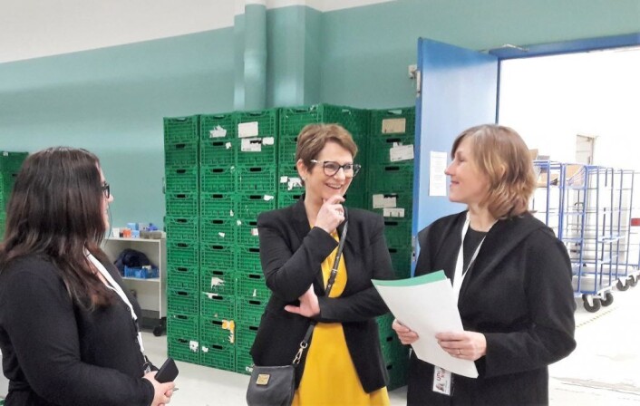 Tone Wilhelmsen Trøen (i midten) ble vist rundt i Unikums store og lyse lokaler av opplæringsleder Siri Jacobsen (til venstre) og daglig leder Kitty Stensrud (til høyre). Foto: Anders Høilund Tone Wilhelmsen Trøen (i midten) ble vist rundt i Unikums store og lyse lokaler av opplæringsleder Siri Jacobsen (til venstre) og daglig leder Kitty Stensrud (til høyre). Foto: Anders Høilund