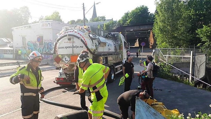 Tankbiler og redningsmannskap prøver å suge opp mest mulig olje etter utslippet i mai i år. Foto: Christian Boger Tankbiler og redningsmannskap prøver å suge opp mest mulig olje etter utslippet i mai i år. Foto: Christian Boger