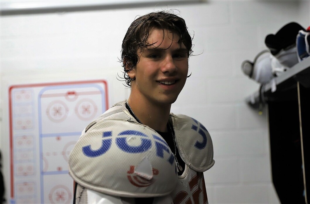Leo Halmrast (16 år og 255 dager) scorte sitt første mål for Vålerenga hockey i kampen mot Narvik. Foto: André Kjernsli Leo Halmrast (16 år og 255 dager) scorte sitt første mål for Vålerenga hockey i kampen mot Narvik. Foto: André Kjernsli