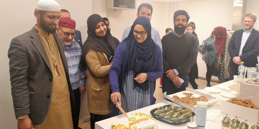 Styreleder Almas Ali sprakk kaka og feiret åpningen av nye Islamic Cultural Centre Alna. Foto: Arshad Jamil Styreleder Almas Ali sprakk kaka og feiret åpningen av nye Islamic Cultural Centre Alna. Foto: Arshad Jamil