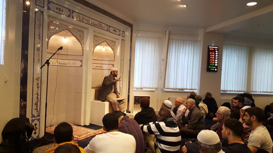 Imam Dr. Hamid Farooq taler til sin forsamling. Foto: Tarjei Kidd Olsen Imam Dr. Hamid Farooq taler til sin forsamling. Foto: Tarjei Kidd Olsen