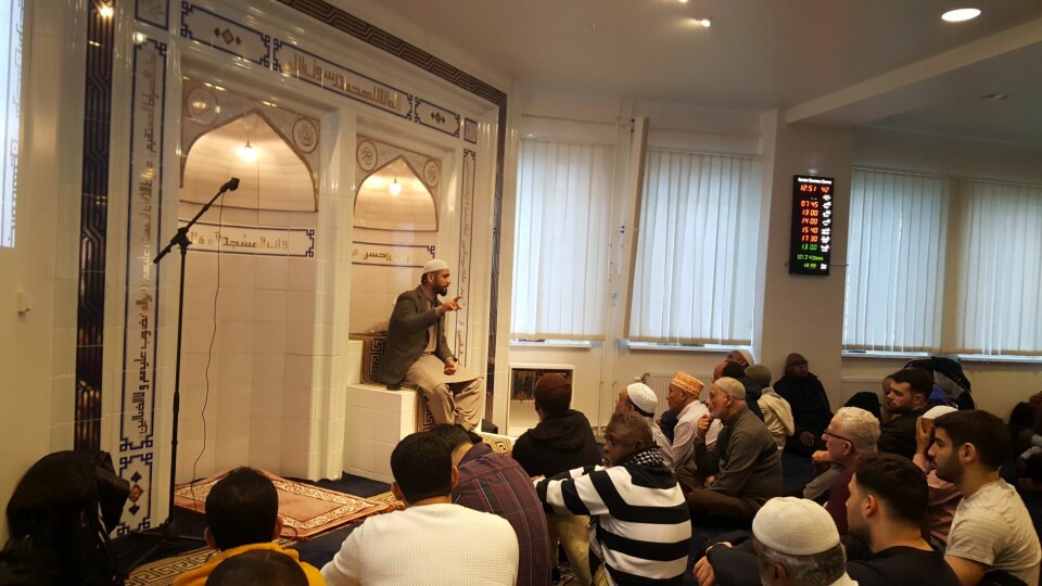 Imam Dr. Hamid Farooq taler til sin forsamling. Foto: Tarjei Kidd Olsen