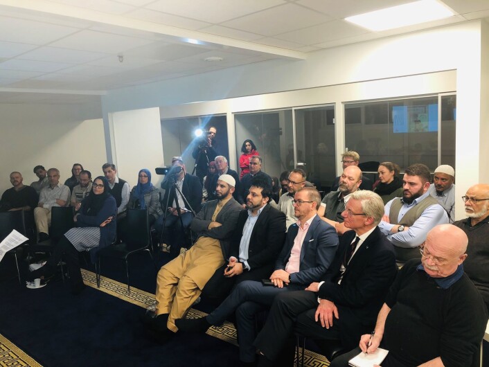 Fra venstre: Imam Hamid Ali Forooq, Arshad Jamil, nestleder i moskeen, Senaid Kobilica (leder av Muslimsk dialognettverk) og James Stove Lorentzen, i bystyret for Høyre. Fra venstre: Imam Hamid Ali Forooq, Arshad Jamil, nestleder i moskeen, Senaid Kobilica (leder av Muslimsk dialognettverk) og James Stove Lorentzen, i bystyret for Høyre.