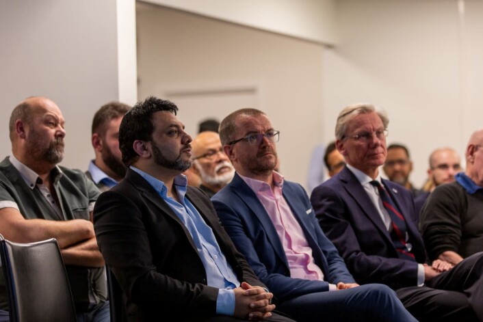 Fra venstre: Arshad Jamil; nestleder i moskeen, Senaid Kobilica; leder av Muslimsk dialognettverk og James Stove Lorentzen, i bystyret for Høyre. Fra venstre: Arshad Jamil; nestleder i moskeen, Senaid Kobilica; leder av Muslimsk dialognettverk og James Stove Lorentzen, i bystyret for Høyre.