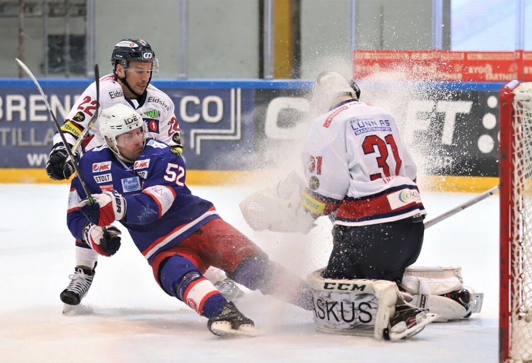 Filip Gunnarsson gir LIllehammerkeeperen en tidlig dusj. Foto: André Kjernsli Filip Gunnarsson gir LIllehammerkeeperen en tidlig dusj. Foto: André Kjernsli
