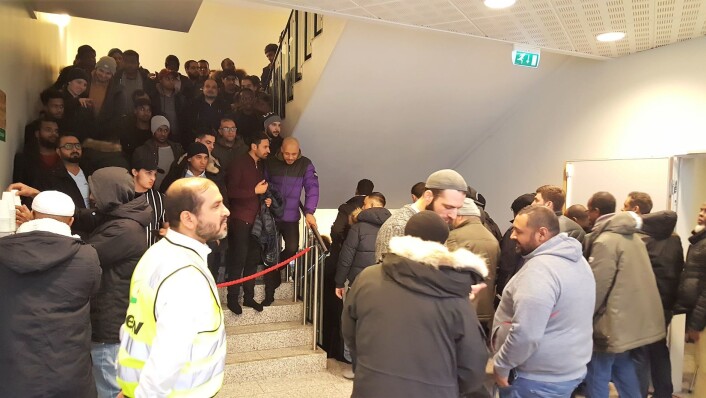 Daglig leder Ikhlaq Bhai overser logistikken når veldig, veldig, veldig mange menn skal ut av moskeen etter bønnen er ferdig. Foto: Tarjei Kidd Olsen Daglig leder Ikhlaq Bhai overser logistikken når veldig, veldig, veldig mange menn skal ut av moskeen etter bønnen er ferdig. Foto: Tarjei Kidd Olsen