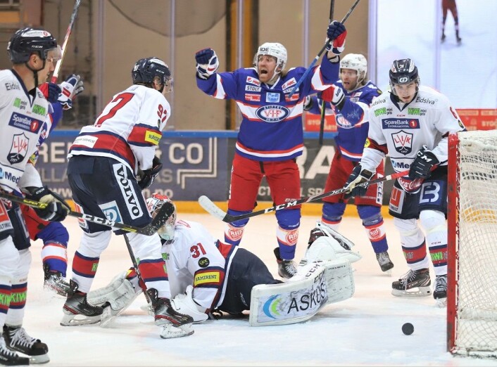 Så glad blir Henrik Olsén når han sender VIF i en 3-2 ledelse. Foto: André Kjernsli Så glad blir Henrik Olsén når han sender VIF i en 3-2 ledelse. Foto: André Kjernsli