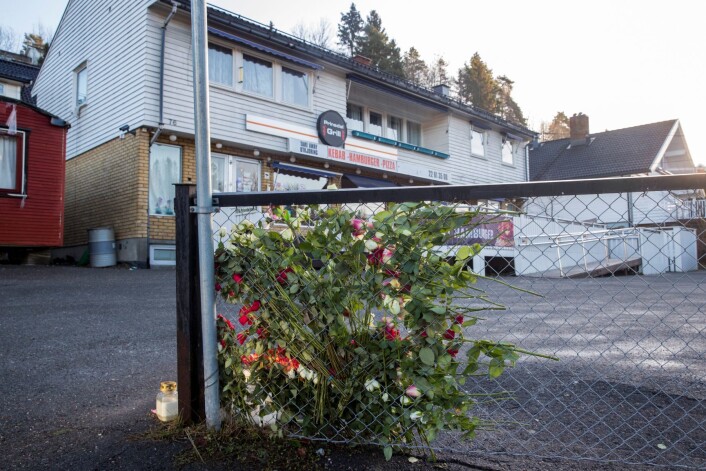 Utenfor gatekjøkkenet er det fortsatt blomster og lys. Foto: Terje Pedersen / NTB scanpix Utenfor gatekjøkkenet er det fortsatt blomster og lys. Foto: Terje Pedersen / NTB scanpix