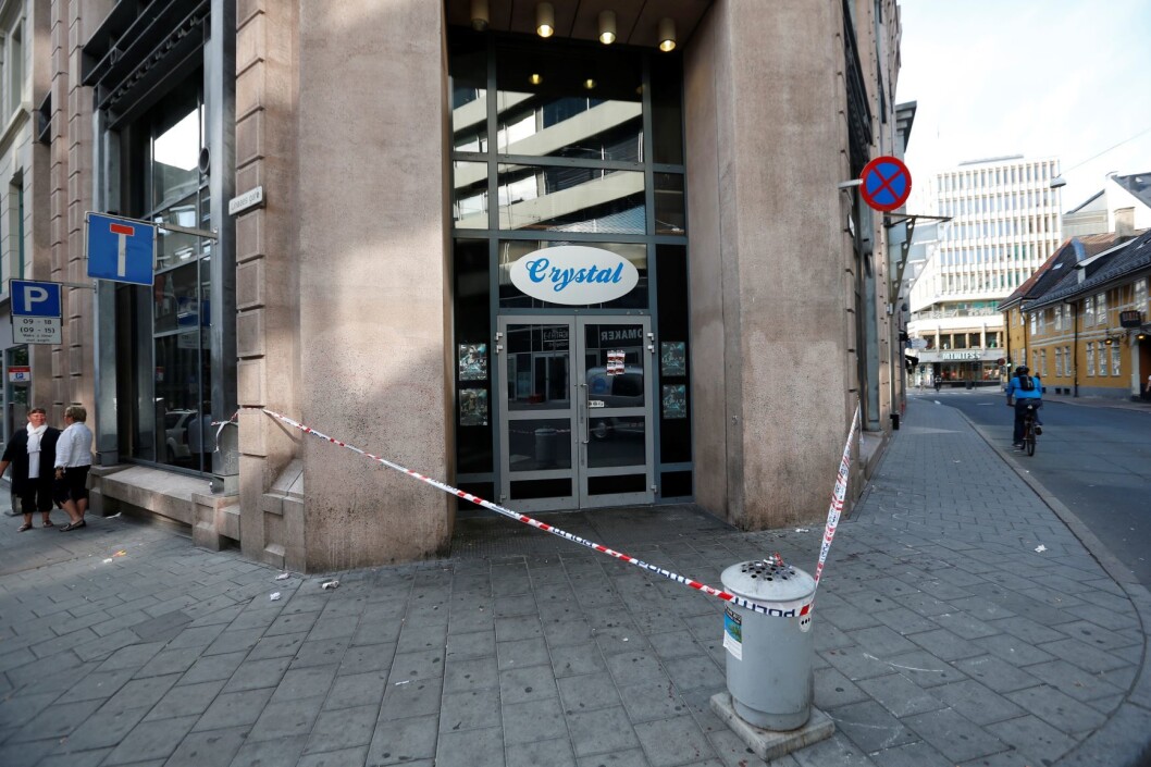 To menn ble skutt og en tredje ble knivstukket på utestedet Crystal Club i Møllergata natt til torsdag 5. juli 2012. Sju og et halvt år senere må en nå 32 år gammel mann møte i retten. Foto: Terje Bendiksby / NTB scanpix To menn ble skutt og en tredje ble knivstukket på utestedet Crystal Club i Møllergata natt til torsdag 5. juli 2012. Sju og et halvt år senere må en nå 32 år gammel mann møte i retten. Foto: Terje Bendiksby / NTB scanpix