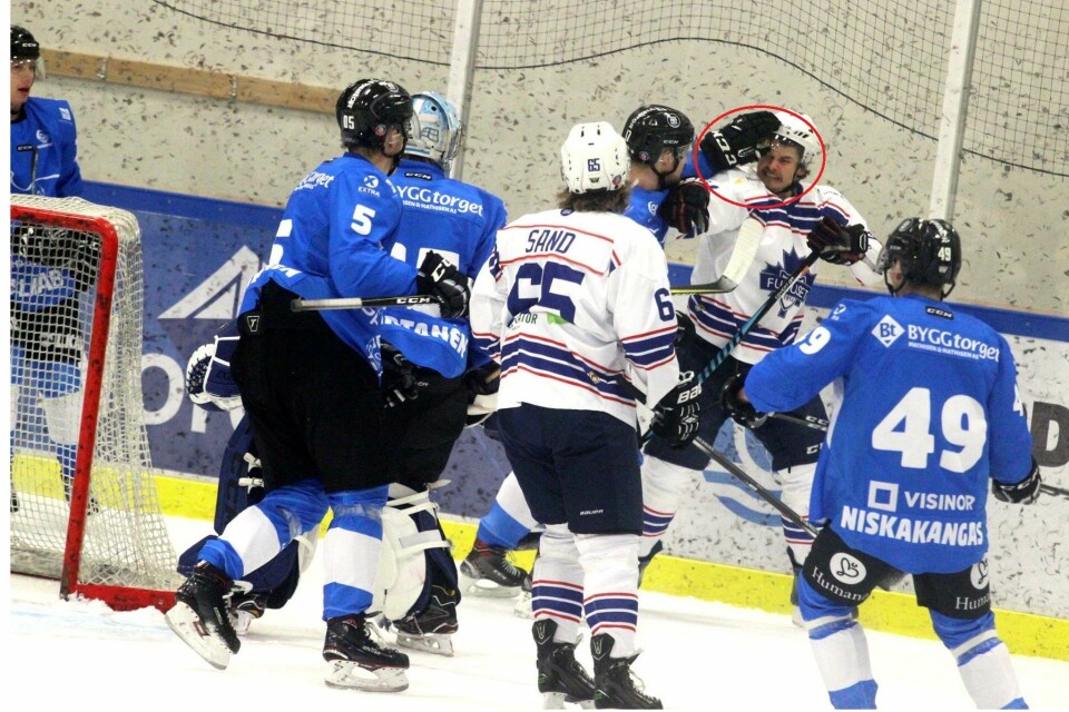 Det kan være tøffe tak på hockeybanen. Her får Jonas Virtanen en klabb rett i babben. Foto: Privat