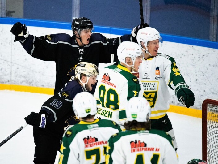 Grüner-spillerne jubler for utligning, men dommerne skulle gjøre gleden kortvarig. Foto: Bjørnar Morønning Grüner-spillerne jubler for utligning, men dommerne skulle gjøre gleden kortvarig. Foto: Bjørnar Morønning