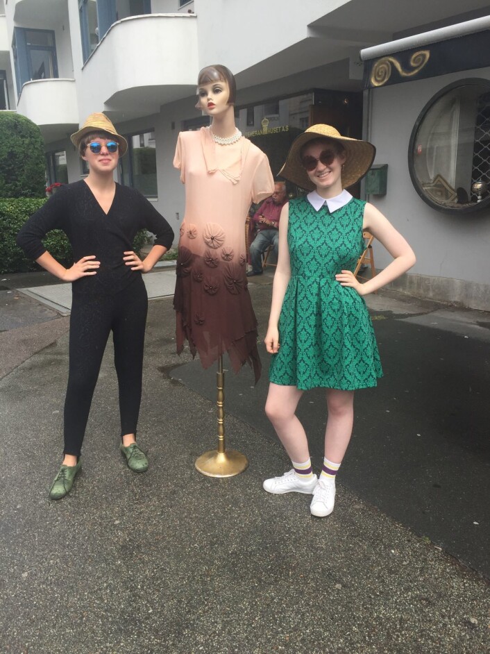 Det er ikke mange vintage-butikkene igjen på Frogner, men i Frederiks gate tester to modeller ut klær fra tidligere tider. Foto: Jenny Juve Det er ikke mange vintage-butikkene igjen på Frogner, men i Frederiks gate tester to modeller ut klær fra tidligere tider. Foto: Jenny Juve
