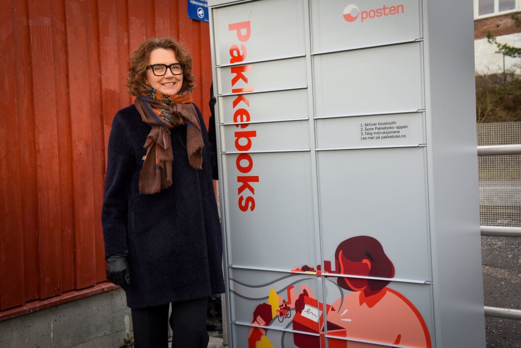 Konsernsjef Tone Wille i Posten ved den aller første Pakkeboks. Foto: Birger Morken / Posten Konsernsjef Tone Wille i Posten ved den aller første Pakkeboks. Foto: Birger Morken / Posten