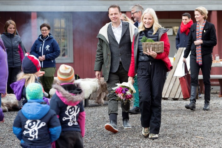 Kronprinsesse Mette-Marit sammen med Andreas Viestad på Geitmyra matkultursenter. Foto: Håkon Mosvold Larsen / NTB scanpix Kronprinsesse Mette-Marit sammen med Andreas Viestad på Geitmyra matkultursenter. Foto: Håkon Mosvold Larsen / NTB scanpix