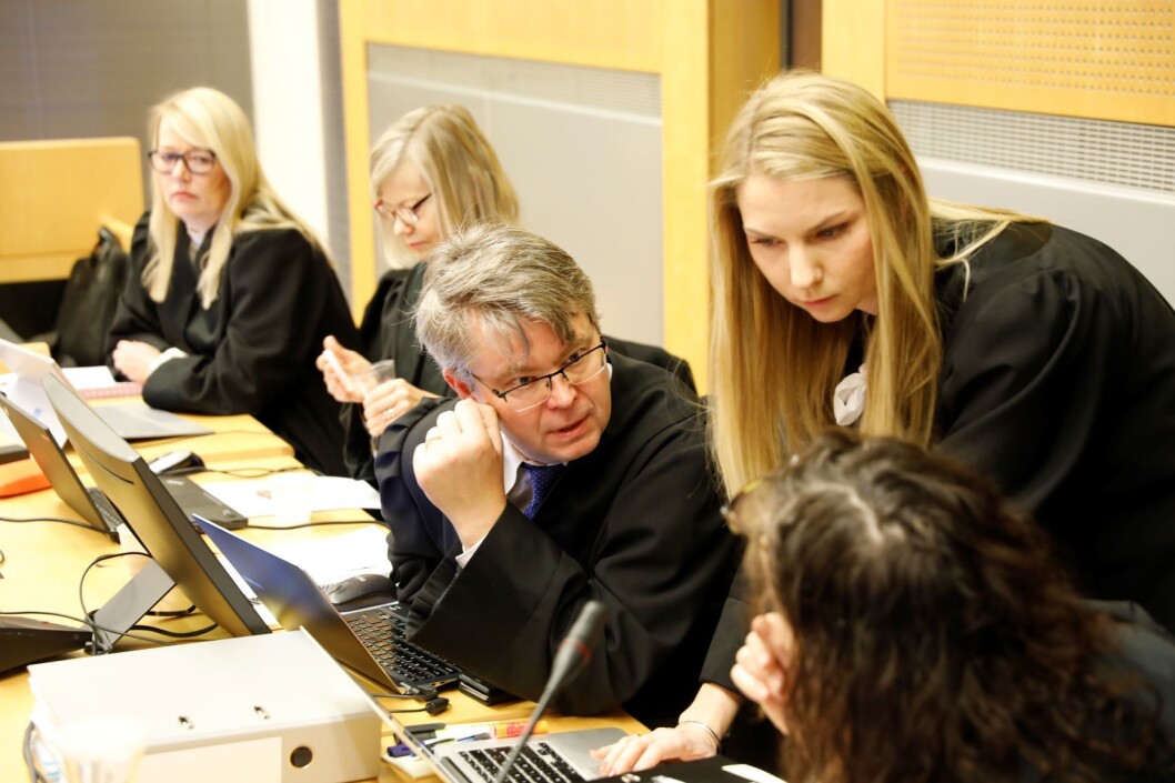 Rettssaken mot en mann med bakgrunn fra kultur og medier startet i Oslo tingrett tirsdag. Han er tiltalt for ni voldtekter og for seksuell omgang med en person under 16 år. Til sammen ni fornærmede er representert av sju bistandsadvokater – blant annet Marte Svarstad Brodtkorb (fra venstre), Trine Beate Omland, Thomas Michael Benestad og Camilla Hunn. Foto: Ole Berg-Rusten / NTB scanpix Rettssaken mot en mann med bakgrunn fra kultur og medier startet i Oslo tingrett tirsdag. Han er tiltalt for ni voldtekter og for seksuell omgang med en person under 16 år. Til sammen ni fornærmede er representert av sju bistandsadvokater – blant annet Marte Svarstad Brodtkorb (fra venstre), Trine Beate Omland, Thomas Michael Benestad og Camilla Hunn. Foto: Ole Berg-Rusten / NTB scanpix