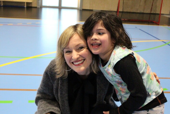 – Det er fantastisk at unger i nærmiljøet får tilgang til en aktivitets- og idrettsarena her på Tøyen, sier en smilende skolebyråd, sammen med Saffie (5) fra Ola Narr barnehage. Foto: Caroline Bremer – Det er fantastisk at unger i nærmiljøet får tilgang til en aktivitets- og idrettsarena her på Tøyen, sier en smilende skolebyråd, sammen med Saffie (5) fra Ola Narr barnehage. Foto: Caroline Bremer