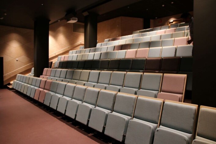 Det nye Auditoriet med inngang fra sjøsiden er sprengt inn under Rådhuset. Det har blitt et stilfullt rom. Foto: Alexandra Bråten Det nye Auditoriet med inngang fra sjøsiden er sprengt inn under Rådhuset. Det har blitt et stilfullt rom. Foto: Alexandra Bråten