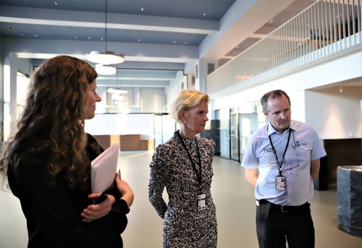 Rådhusforvalter Marit Jansen (i midten) er veldig godt fornøyd med hvordan Nyttig Arbeid utfører arbeidet som møtevakter i de nye lokalene. Til venstre: spesialkonsulent Alexandra Bråten. Til høyre: Dugald Hultberg, leder i Nyttig Arbeid. Foto: André Kjernsli Rådhusforvalter Marit Jansen (i midten) er veldig godt fornøyd med hvordan Nyttig Arbeid utfører arbeidet som møtevakter i de nye lokalene. Til venstre: spesialkonsulent Alexandra Bråten. Til høyre: Dugald Hultberg, leder i Nyttig Arbeid. Foto: André Kjernsli