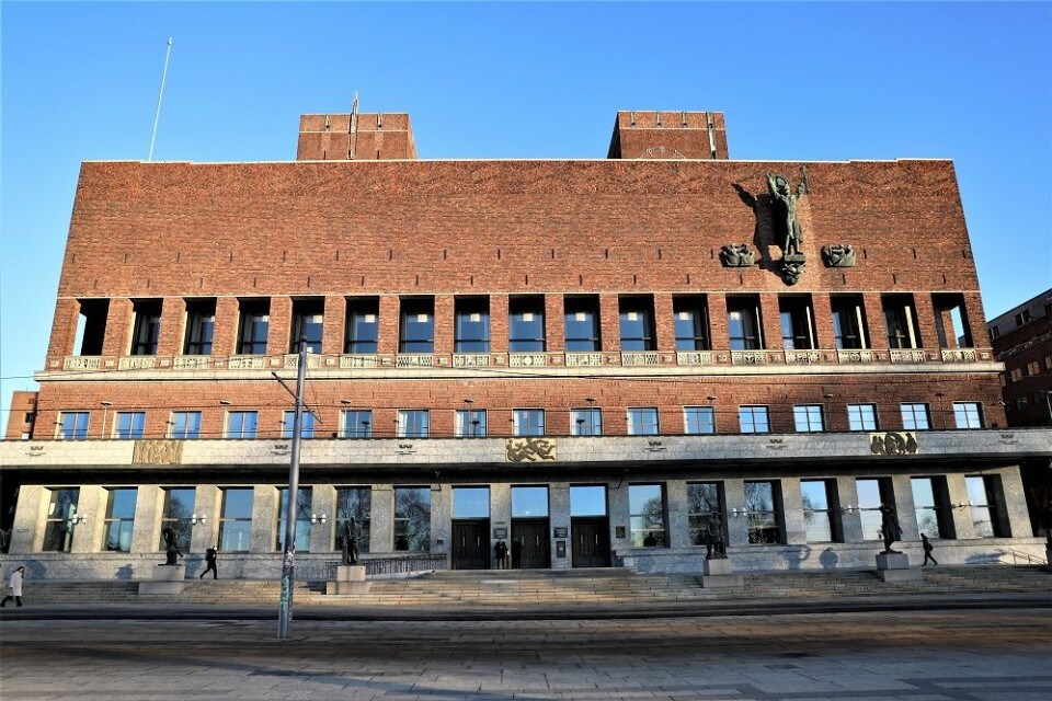 På sjøsiden, midt på bygget er inngangen til de nye møtelokalene i Rådhuset. Foto: André Kjernsli