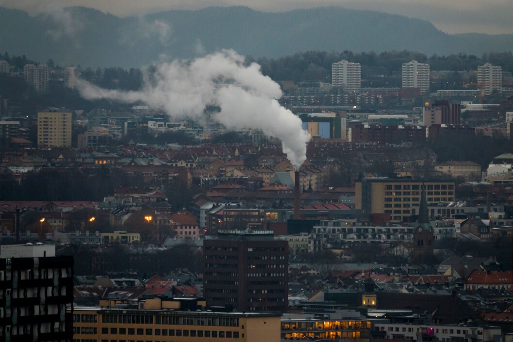 Klimaetaten avvikler ordningen om å få tilskudd til utskiftning av gamle vedovner fordi en rapport viser at det har hatt svært liten effekt på luftkvaliteten og svevestøvet i byen. Her er Oslo by sett fra Ekeberg hvor det er røyk i pipa til Freia sjokoladefabrikk. Arkivfoto: Heiko Junge / NTB scanpix Klimaetaten avvikler ordningen om å få tilskudd til utskiftning av gamle vedovner fordi en rapport viser at det har hatt svært liten effekt på luftkvaliteten og svevestøvet i byen. Her er Oslo by sett fra Ekeberg hvor det er røyk i pipa til Freia sjokoladefabrikk. Arkivfoto: Heiko Junge / NTB scanpix