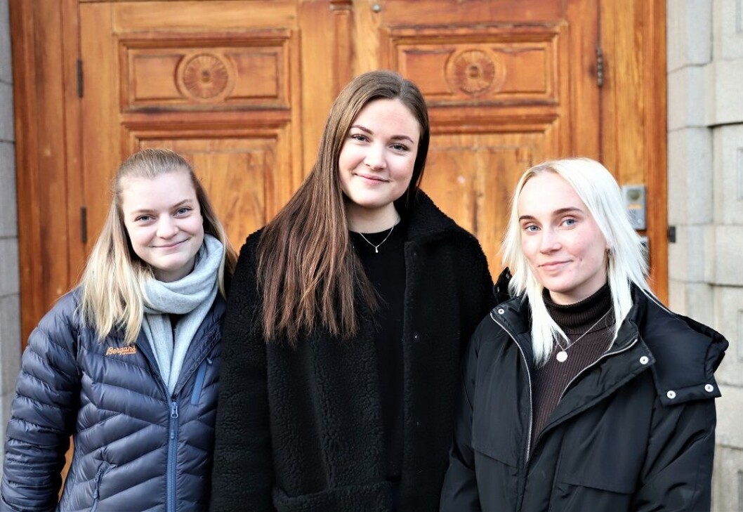 Dyrepleierstudentene Hanne Brenna (til venstre), Anne Sofie Hardeberg, og Isabel Skjeggestad (til høyre) har laget undersøkelsen om holdninger rundt hundeavføring i Oslo. Foto: André Kjernsli Dyrepleierstudentene Hanne Brenna (til venstre), Anne Sofie Hardeberg, og Isabel Skjeggestad (til høyre) har laget undersøkelsen om holdninger rundt hundeavføring i Oslo. Foto: André Kjernsli