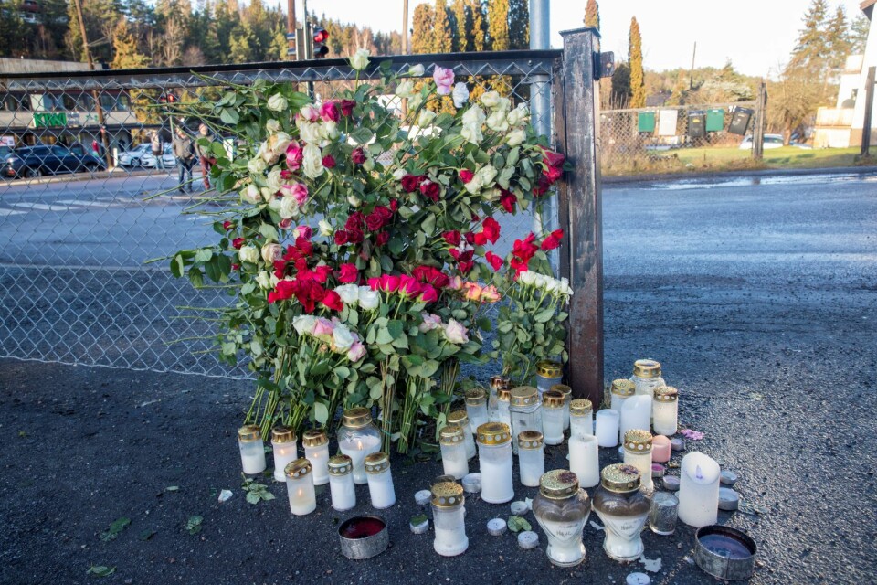 Blomster på stedet der Halil Kara ble skutt og drept. Foto: Terje Pedersen / NTB scanpix
