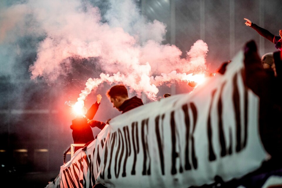 Vålerenga-supportere tente bluss i oppgjøret mot Molde i november. Foto: Stian Lysberg Solum / NTB scanpix