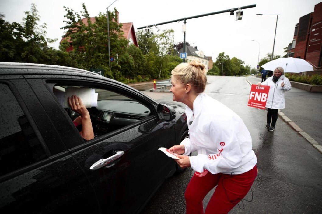 Cecilie Lyngby (FNB) deler ut løpesedler til bilister samme dag som Oslos bomring ble utvidet i fjor sommer. Foto: Lise Åserud / NTB scanpix Cecilie Lyngby (FNB) deler ut løpesedler til bilister samme dag som Oslos bomring ble utvidet i fjor sommer. Foto: Lise Åserud / NTB scanpix