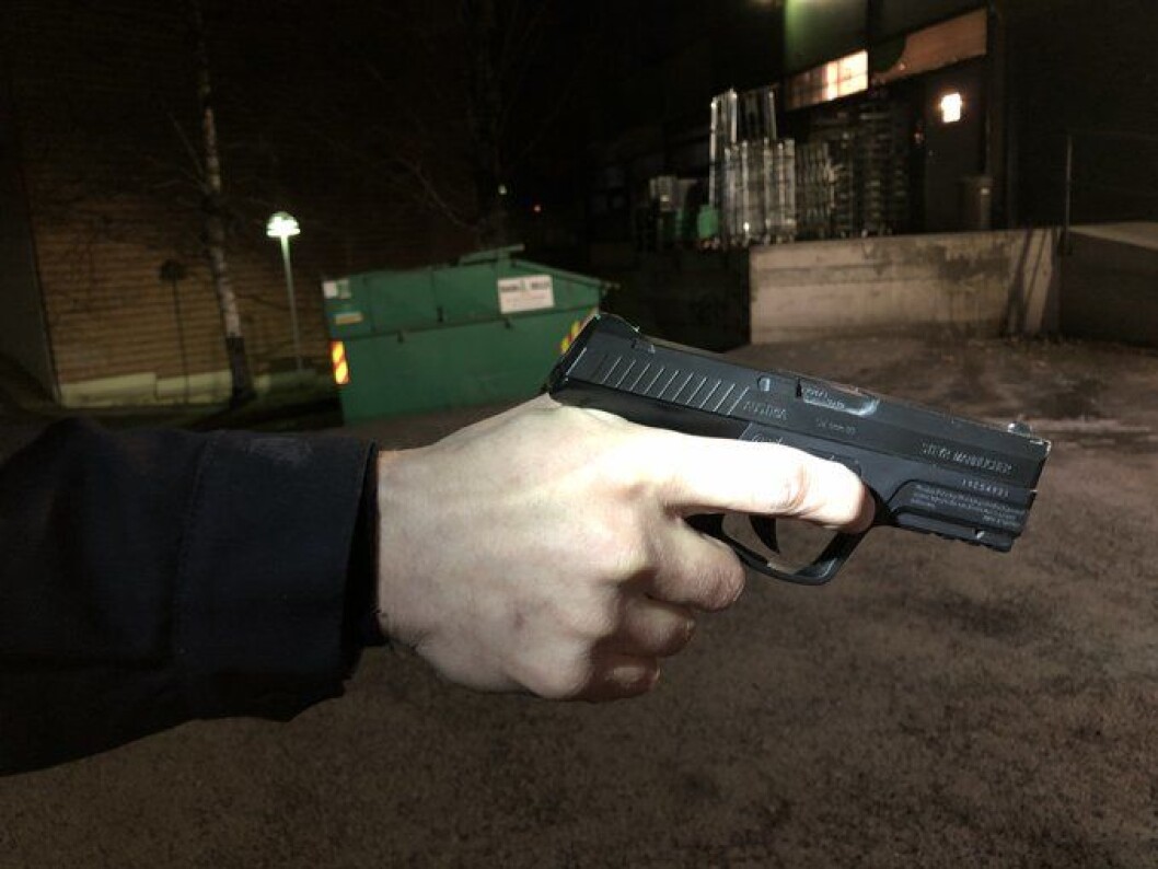 � Selv for godt trente politifolk er det tilnærmet umulig å se forskjell på denne pistolen og en "ekte" pistol, skriver politiet på Twitter. Foto: Oslo politidistrikt / Politiet � Selv for godt trente politifolk er det tilnærmet umulig å se forskjell på denne pistolen og en "ekte" pistol, skriver politiet på Twitter. Foto: Oslo politidistrikt / Politiet