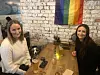 De to søstrene Kristine (venstre) og Martine er på et hundevennlig spisested for første gang sammen med hunden Stella.