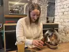 Kristine heller litt av hundeølen i skålen, og Stella virker fornøyd med smaken på drikken.
