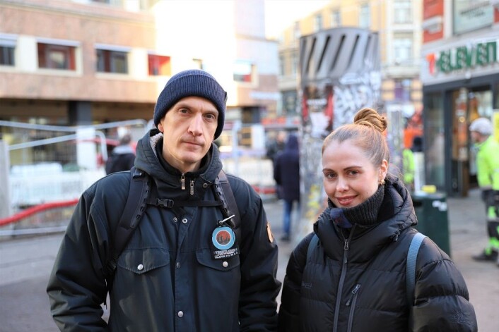 Christoffer Røed og Elise Duus Molven på plass i Brugata. Der gir de opplæring i bruk av den livreddende medisinen Nalokson. Foto: André Kjernsli Christoffer Røed og Elise Duus Molven på plass i Brugata. Der gir de opplæring i bruk av den livreddende medisinen Nalokson. Foto: André Kjernsli