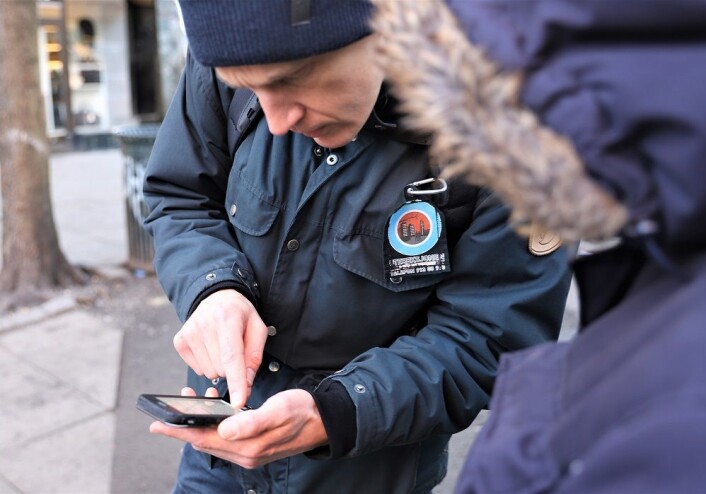 Mannen som reddet kjæresten sin forteller, og Christoffer Røed (til v.) registrerer saken. Foto: André Kjernsli Mannen som reddet kjæresten sin forteller, og Christoffer Røed (til v.) registrerer saken. Foto: André Kjernsli