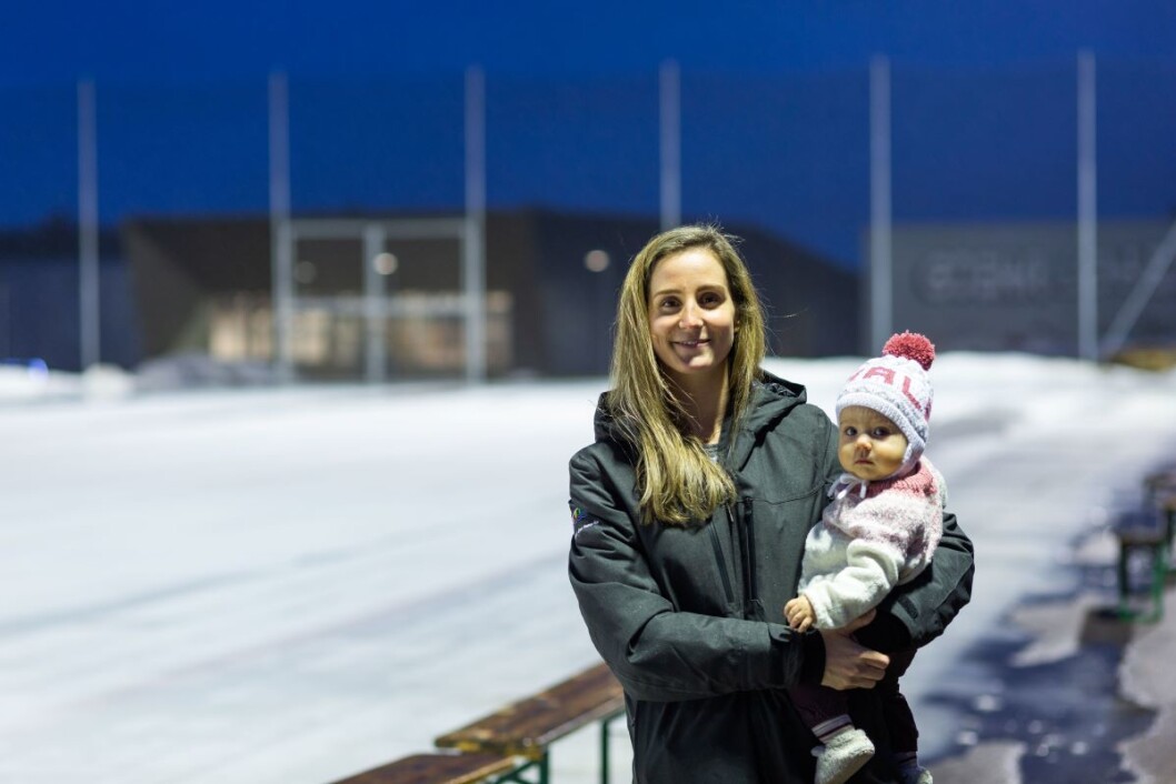 Lene Skrettingland (32) er kaptein på det norske laget i VM i bandy på hjemmebane. Hun er bokstavelig talt vokst opp i Skeid, og har spilt på Norges A-landslag siden hun var 16 år. Her er Lene og datteren Thale på Voldsløkka for å inspisere forberedelsene til VM. Foto: Stig Jensen Lene Skrettingland (32) er kaptein på det norske laget i VM i bandy på hjemmebane. Hun er bokstavelig talt vokst opp i Skeid, og har spilt på Norges A-landslag siden hun var 16 år. Her er Lene og datteren Thale på Voldsløkka for å inspisere forberedelsene til VM. Foto: Stig Jensen