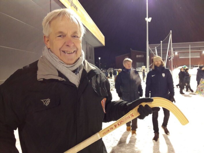 Bandypresident Erik Hansen slik han liker seg best, i vintervær, og med krokkjeppen i handa. Foto: Anders Høilund Bandypresident Erik Hansen slik han liker seg best, i vintervær, og med krokkjeppen i handa. Foto: Anders Høilund