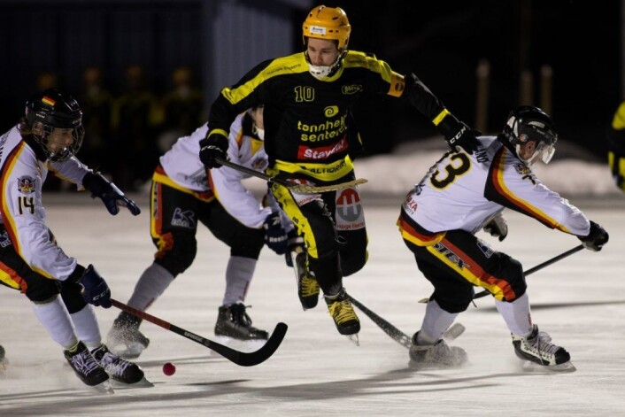 Bandy på toppnivå krever gode skøyteferdigheter. Her er Truls Skrettingland (nr 10) i kamp for Skeid mot Tyskland på Voldsløkka i fjorårets oppvisningskamp . Foto: Eivind Hauger Bandy på toppnivå krever gode skøyteferdigheter. Her er Truls Skrettingland (nr 10) i kamp for Skeid mot Tyskland på Voldsløkka i fjorårets oppvisningskamp . Foto: Eivind Hauger