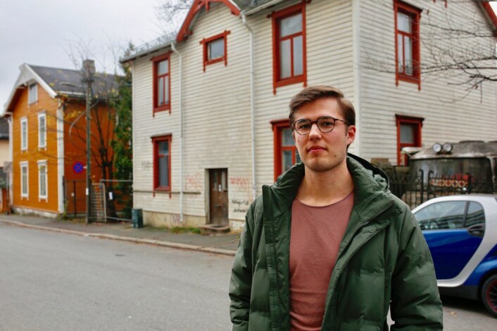 Fredrik Flem og naboene til Rosenhoffgata 2E har i årevis forsøkt å få ryddet opp i og ved det forfalne huset. Foto: Stig Jensen Fredrik Flem og naboene til Rosenhoffgata 2E har i årevis forsøkt å få ryddet opp i og ved det forfalne huset. Foto: Stig Jensen