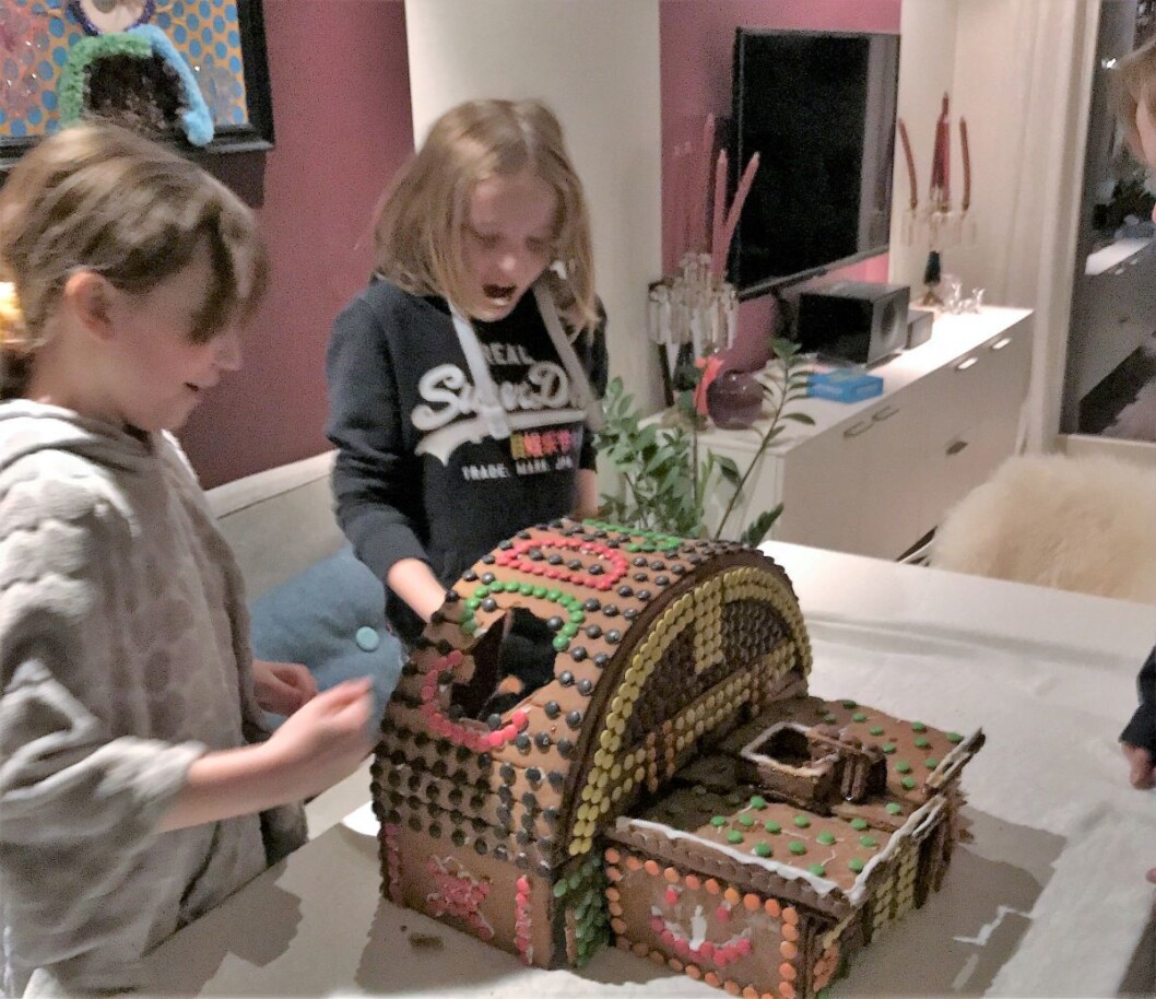 Der ble det gjennomslag i konstruksjonen. Hull i taket. Rivningen har startet. Foto: Nina Beck Der ble det gjennomslag i konstruksjonen. Hull i taket. Rivningen har startet. Foto: Nina Beck
